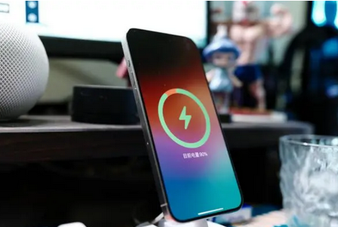 古塔苹果15换屏服务分享用什么充电器给iPhone15充电更好 
